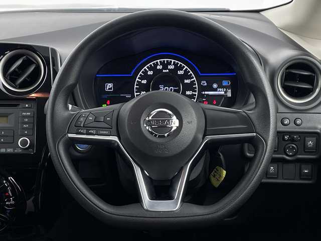 日産 ノート e－パワー X 愛知県 2020(令2)年 4万km ブリリアントホワイトパール /禁煙車//純正オーディオ//AM・FM・CD・AUX//ETC//スーパーUV&IRカットガラス//インテリジェントエマージェンシーブレーキ//レーンディパーチャーウォーニング//踏み間違い防止アシスト//前後パーキングセンサー//ハイビームアシスト//オートライト//純正15インチアルミホイール//純正フロアマット//ステアリングスイッチ//イモビライザー