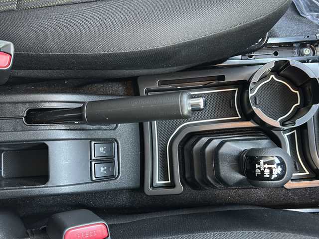 スズキ ジムニー XC 岐阜県 2022(令4)年 1.3万km シルキーシルバーメタリック ５MT/ワンオーナー/シートヒーター/社外ナビ/KENWOOD/地デジテレビ/FM/AM/BTオーディオ/DISK/バックカメラ/デュアルセンサーブレーキサポート/レーンキープアシスト/クルーズコントロール/ヒルディセントコントロール/横滑り防止機能/革巻きステアリング/ステアリングスイッチ/社外デジタルインナーミラー/LEDヘッドライト/フォグライト/ウインカーミラー/ヘッドライトウォッシャー/純正フロアマット車載