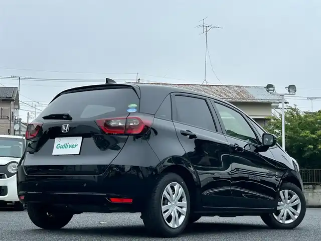 ホンダ フィット ホーム 東京都 2021(令3)年 6.8万km クリスタルブラックパール Honda SENSING/・衝突軽減ブレーキ/・誤発進抑制機能/・後方誤発進抑制機能/・近距離衝突軽減ブレーキ/・歩行者事故低減ステアリング/・路外逸脱抑制機能/・渋滞追従機能付アダプティブ/・クルーズ・コントロール/・車線維持支援システム/・先行車発進お知らせ機能/・標識認識機能/・オートハイビーム/純正メモリナビ（VXM-205VFEi）/・フルセグTV/Bluetooth/AUX/LEDヘッドライト/チップアップシート/電動格納ミラー/取扱説明書/保証書