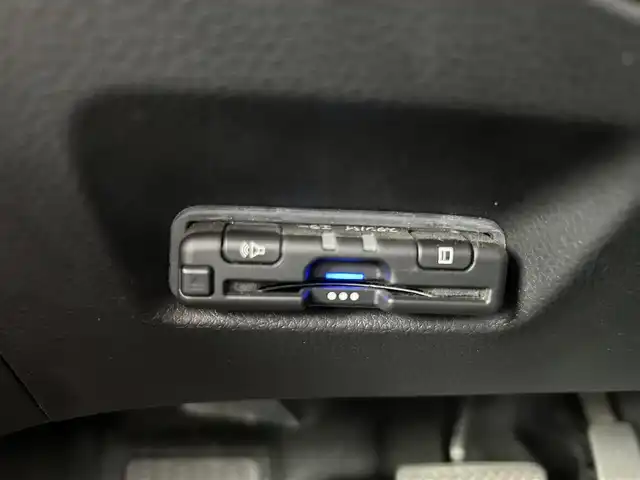 ホンダ フィット ホーム 東京都 2021(令3)年 6.8万km クリスタルブラックパール Honda SENSING/・衝突軽減ブレーキ/・誤発進抑制機能/・後方誤発進抑制機能/・近距離衝突軽減ブレーキ/・歩行者事故低減ステアリング/・路外逸脱抑制機能/・渋滞追従機能付アダプティブ/・クルーズ・コントロール/・車線維持支援システム/・先行車発進お知らせ機能/・標識認識機能/・オートハイビーム/純正メモリナビ（VXM-205VFEi）/・フルセグTV/Bluetooth/AUX/LEDヘッドライト/チップアップシート/電動格納ミラー/取扱説明書/保証書