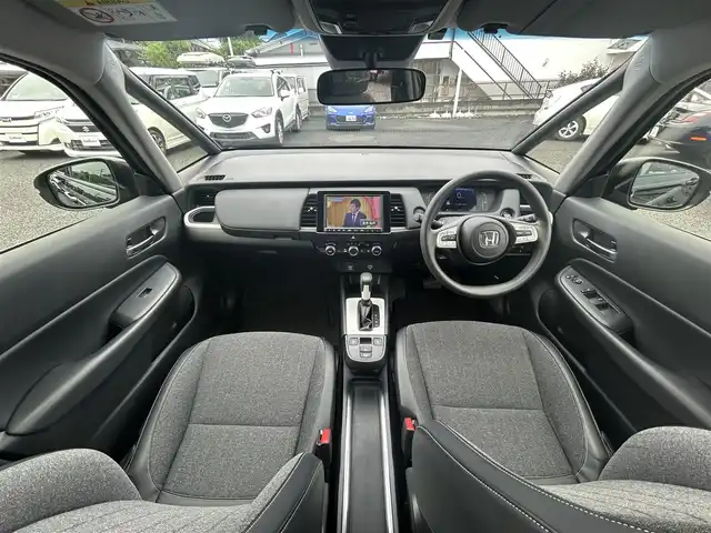 ホンダ フィット ホーム 東京都 2021(令3)年 6.8万km クリスタルブラックパール Honda SENSING/・衝突軽減ブレーキ/・誤発進抑制機能/・後方誤発進抑制機能/・近距離衝突軽減ブレーキ/・歩行者事故低減ステアリング/・路外逸脱抑制機能/・渋滞追従機能付アダプティブ/・クルーズ・コントロール/・車線維持支援システム/・先行車発進お知らせ機能/・標識認識機能/・オートハイビーム/純正メモリナビ（VXM-205VFEi）/・フルセグTV/Bluetooth/AUX/LEDヘッドライト/チップアップシート/電動格納ミラー/取扱説明書/保証書