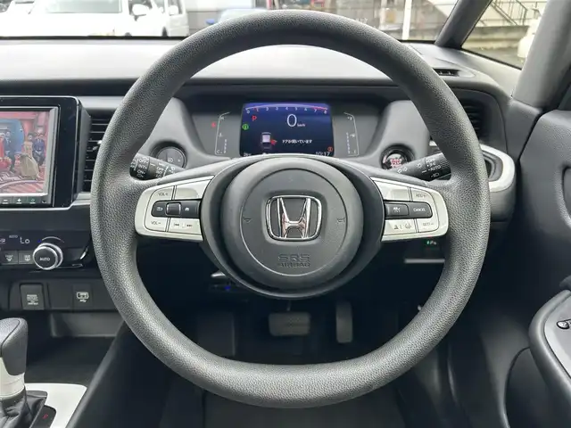 ホンダ フィット ホーム 東京都 2021(令3)年 6.8万km クリスタルブラックパール Honda SENSING/・衝突軽減ブレーキ/・誤発進抑制機能/・後方誤発進抑制機能/・近距離衝突軽減ブレーキ/・歩行者事故低減ステアリング/・路外逸脱抑制機能/・渋滞追従機能付アダプティブ/・クルーズ・コントロール/・車線維持支援システム/・先行車発進お知らせ機能/・標識認識機能/・オートハイビーム/純正メモリナビ（VXM-205VFEi）/・フルセグTV/Bluetooth/AUX/LEDヘッドライト/チップアップシート/電動格納ミラー/取扱説明書/保証書