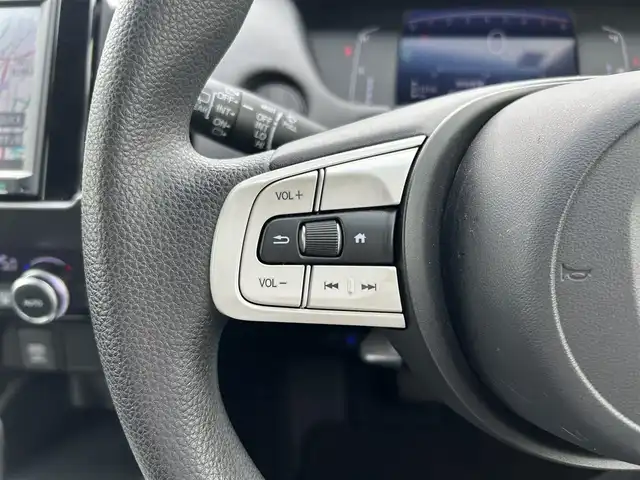 ホンダ フィット ホーム 東京都 2021(令3)年 6.8万km クリスタルブラックパール Honda SENSING/・衝突軽減ブレーキ/・誤発進抑制機能/・後方誤発進抑制機能/・近距離衝突軽減ブレーキ/・歩行者事故低減ステアリング/・路外逸脱抑制機能/・渋滞追従機能付アダプティブ/・クルーズ・コントロール/・車線維持支援システム/・先行車発進お知らせ機能/・標識認識機能/・オートハイビーム/純正メモリナビ（VXM-205VFEi）/・フルセグTV/Bluetooth/AUX/LEDヘッドライト/チップアップシート/電動格納ミラー/取扱説明書/保証書