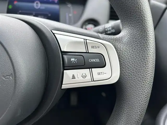 ホンダ フィット ホーム 東京都 2021(令3)年 6.8万km クリスタルブラックパール Honda SENSING/・衝突軽減ブレーキ/・誤発進抑制機能/・後方誤発進抑制機能/・近距離衝突軽減ブレーキ/・歩行者事故低減ステアリング/・路外逸脱抑制機能/・渋滞追従機能付アダプティブ/・クルーズ・コントロール/・車線維持支援システム/・先行車発進お知らせ機能/・標識認識機能/・オートハイビーム/純正メモリナビ（VXM-205VFEi）/・フルセグTV/Bluetooth/AUX/LEDヘッドライト/チップアップシート/電動格納ミラー/取扱説明書/保証書