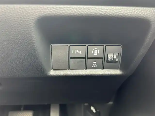 ホンダ フィット ホーム 東京都 2021(令3)年 6.8万km クリスタルブラックパール Honda SENSING/・衝突軽減ブレーキ/・誤発進抑制機能/・後方誤発進抑制機能/・近距離衝突軽減ブレーキ/・歩行者事故低減ステアリング/・路外逸脱抑制機能/・渋滞追従機能付アダプティブ/・クルーズ・コントロール/・車線維持支援システム/・先行車発進お知らせ機能/・標識認識機能/・オートハイビーム/純正メモリナビ（VXM-205VFEi）/・フルセグTV/Bluetooth/AUX/LEDヘッドライト/チップアップシート/電動格納ミラー/取扱説明書/保証書