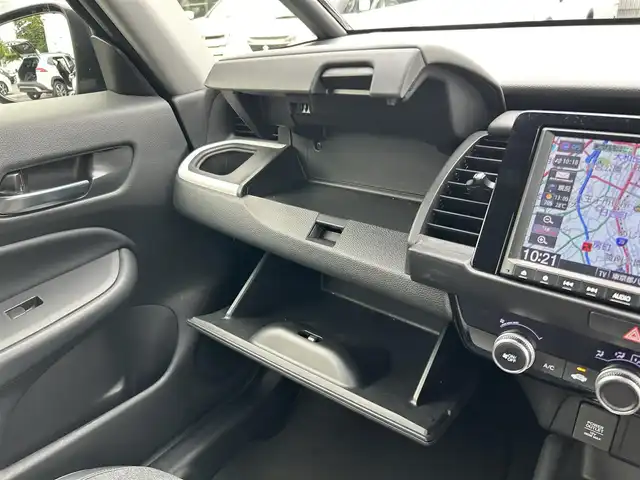 ホンダ フィット ホーム 東京都 2021(令3)年 6.8万km クリスタルブラックパール Honda SENSING/・衝突軽減ブレーキ/・誤発進抑制機能/・後方誤発進抑制機能/・近距離衝突軽減ブレーキ/・歩行者事故低減ステアリング/・路外逸脱抑制機能/・渋滞追従機能付アダプティブ/・クルーズ・コントロール/・車線維持支援システム/・先行車発進お知らせ機能/・標識認識機能/・オートハイビーム/純正メモリナビ（VXM-205VFEi）/・フルセグTV/Bluetooth/AUX/LEDヘッドライト/チップアップシート/電動格納ミラー/取扱説明書/保証書