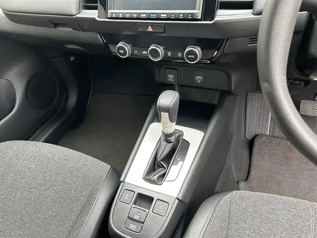 ホンダ フィット ホーム 東京都 2021(令3)年 6.8万km クリスタルブラックパール Honda SENSING/・衝突軽減ブレーキ/・誤発進抑制機能/・後方誤発進抑制機能/・近距離衝突軽減ブレーキ/・歩行者事故低減ステアリング/・路外逸脱抑制機能/・渋滞追従機能付アダプティブ/・クルーズ・コントロール/・車線維持支援システム/・先行車発進お知らせ機能/・標識認識機能/・オートハイビーム/純正メモリナビ（VXM-205VFEi）/・フルセグTV/Bluetooth/AUX/LEDヘッドライト/チップアップシート/電動格納ミラー/取扱説明書/保証書