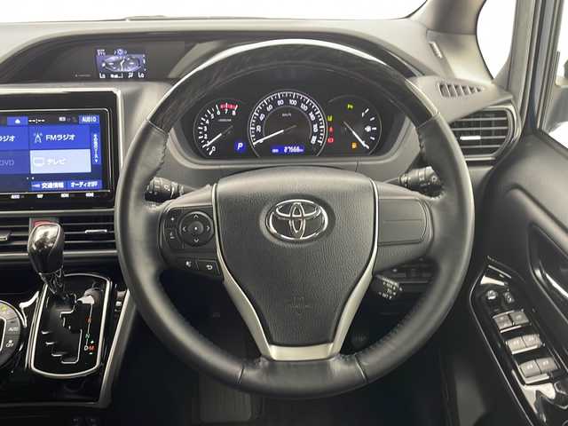 トヨタ エスクァイア Gi 千葉県 2019(令1)年 2.8万km ブラッキッシュアゲハガラスフレーク TRDグリル/レーンキープアシスト/クルーズコントロール/衝突軽減システム/コーナーセンサー前後/純正SDナビ（NSZT-Y68T）/　Bluetooth/CD/DVD/フルセグTV/バックカメラ/ビルトインETC/社外ドライブレコーダー前後/合皮レザーシート（黒）/前席シートヒーター/両側パワースライドドア/LEDヘッドライト/オートライト/オートハイビーム/純正15インチアルミホイール