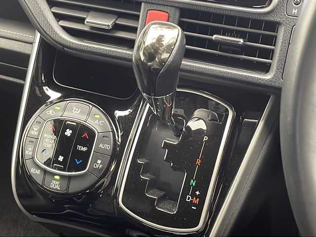 トヨタ エスクァイア Gi 千葉県 2019(令1)年 2.8万km ブラッキッシュアゲハガラスフレーク TRDグリル/レーンキープアシスト/クルーズコントロール/衝突軽減システム/コーナーセンサー前後/純正SDナビ（NSZT-Y68T）/　Bluetooth/CD/DVD/フルセグTV/バックカメラ/ビルトインETC/社外ドライブレコーダー前後/合皮レザーシート（黒）/前席シートヒーター/両側パワースライドドア/LEDヘッドライト/オートライト/オートハイビーム/純正15インチアルミホイール