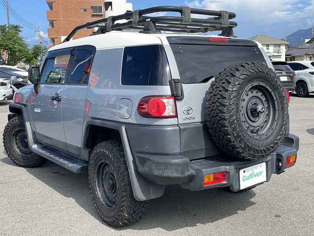 トヨタ ＦＪクルーザー カラーパッケージ 山口県 2014(平26)年 7万km セメントグレーM/ホワイト 外部検査実施済み/４WD/社外メモリナビ【CN-F1D9HD】/(DVD/フルセグTV/Bluetooth/MSV)/バックカメラ/ETC/横滑り防止機能/LEDヘッドライト/カーテンエアバック/ハーフレザー調シートカバー/ルーフキャリア/新車時保証書/取扱説明書