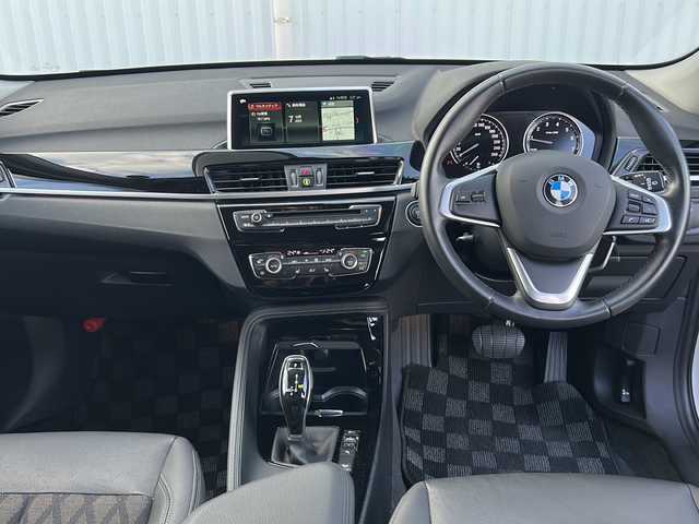 ＢＭＷ Ｘ１ 愛媛県 2018(平30)年 4.7万km 白 純正ナビ/Bluetooth/CD/DVD/USB/ETC/バックカメラ/アラウンドビューモニター/ハーフレザー/前席シートヒーター/社外ドライブレコーダー前のみ/コーナーセンサー（PDC）/オートライト/オートLEDヘッドライト/フォグランプ/スマートキー/スペアキー/電子パーキング/ルーフレール/保証書/取扱説明書/メンテナンス記録簿