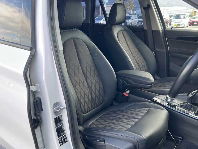 ＢＭＷ Ｘ１ 愛媛県 2018(平30)年 4.7万km 白 純正ナビ/Bluetooth/CD/DVD/USB/ETC/バックカメラ/アラウンドビューモニター/ハーフレザー/前席シートヒーター/社外ドライブレコーダー前のみ/コーナーセンサー（PDC）/オートライト/オートLEDヘッドライト/フォグランプ/スマートキー/スペアキー/電子パーキング/ルーフレール/保証書/取扱説明書/メンテナンス記録簿