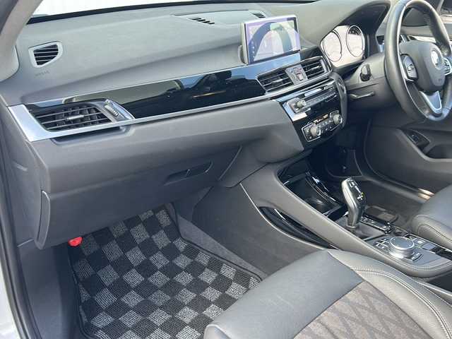 ＢＭＷ Ｘ１ 愛媛県 2018(平30)年 4.7万km 白 純正ナビ/Bluetooth/CD/DVD/USB/ETC/バックカメラ/アラウンドビューモニター/ハーフレザー/前席シートヒーター/社外ドライブレコーダー前のみ/コーナーセンサー（PDC）/オートライト/オートLEDヘッドライト/フォグランプ/スマートキー/スペアキー/電子パーキング/ルーフレール/保証書/取扱説明書/メンテナンス記録簿