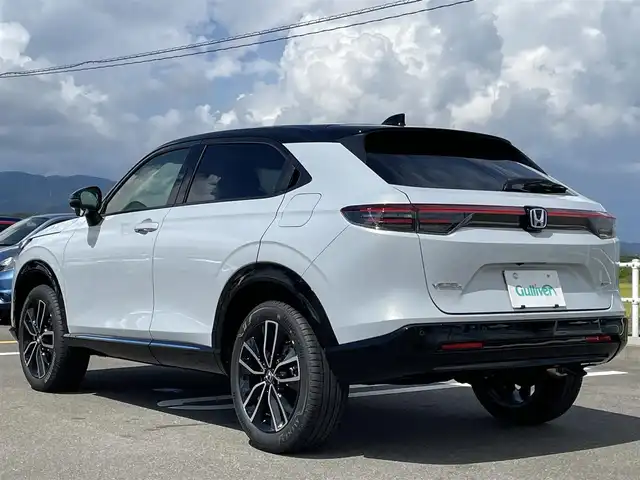 ホンダ ヴェゼル ハイブリッド e:HEV Z PLaYパッケージ 佐賀県 2025(令7)年 0.1千km プレミアムサンライトホワイトパール ワンオーナー/純正9インチHonda CONNECTディスプレイ(ナビ機能付)/・フルセグTV/AM/FM/USB/Bluetooth/・Apple Car Play/Android Auto/バックカメラ/ビルトインETC2.0/ハンズフリーパワーテールゲート(予約クローズ機能付)/電子パーキングブレーキ/・BRAKE HOLD機能/置くだけ充電/ハーフレザーシート/DN席シートヒーター/ISOFIX対応/パドルシフト/革巻きステアリング/ステアリングヒーター/ステアリングリモコン/純正18インチアルミホイール/純正LEDヘッドライト/・アダプティブドライビングビーム/純正LEDフォグランプ/新車保証書/記録簿/取扱説明書/スペアキー１本/ホンダセンシング/・アダプティブクルーズコントロール/・衝突被害軽減ブレーキ/・先行車発進お知らせ機能/・路外逸脱抑制機能/・ブラインドスポットインフォメーション/・パーキングセンサーシステム/・標識認識機能