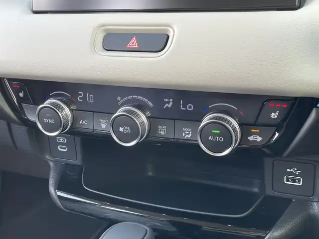 ホンダ ヴェゼル ハイブリッド e:HEV Z PLaYパッケージ 佐賀県 2025(令7)年 0.1千km プレミアムサンライトホワイトパール ワンオーナー/純正9インチHonda CONNECTディスプレイ(ナビ機能付)/・フルセグTV/AM/FM/USB/Bluetooth/・Apple Car Play/Android Auto/バックカメラ/ビルトインETC2.0/ハンズフリーパワーテールゲート(予約クローズ機能付)/電子パーキングブレーキ/・BRAKE HOLD機能/置くだけ充電/ハーフレザーシート/DN席シートヒーター/ISOFIX対応/パドルシフト/革巻きステアリング/ステアリングヒーター/ステアリングリモコン/純正18インチアルミホイール/純正LEDヘッドライト/・アダプティブドライビングビーム/純正LEDフォグランプ/新車保証書/記録簿/取扱説明書/スペアキー１本/ホンダセンシング/・アダプティブクルーズコントロール/・衝突被害軽減ブレーキ/・先行車発進お知らせ機能/・路外逸脱抑制機能/・ブラインドスポットインフォメーション/・パーキングセンサーシステム/・標識認識機能
