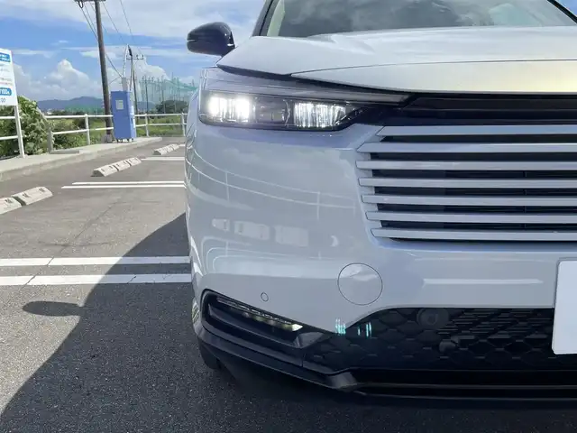 ホンダ ヴェゼル ハイブリッド e:HEV Z PLaYパッケージ 佐賀県 2025(令7)年 0.1千km プレミアムサンライトホワイトパール ワンオーナー/純正9インチHonda CONNECTディスプレイ(ナビ機能付)/・フルセグTV/AM/FM/USB/Bluetooth/・Apple Car Play/Android Auto/バックカメラ/ビルトインETC2.0/ハンズフリーパワーテールゲート(予約クローズ機能付)/電子パーキングブレーキ/・BRAKE HOLD機能/置くだけ充電/ハーフレザーシート/DN席シートヒーター/ISOFIX対応/パドルシフト/革巻きステアリング/ステアリングヒーター/ステアリングリモコン/純正18インチアルミホイール/純正LEDヘッドライト/・アダプティブドライビングビーム/純正LEDフォグランプ/新車保証書/記録簿/取扱説明書/スペアキー１本/ホンダセンシング/・アダプティブクルーズコントロール/・衝突被害軽減ブレーキ/・先行車発進お知らせ機能/・路外逸脱抑制機能/・ブラインドスポットインフォメーション/・パーキングセンサーシステム/・標識認識機能