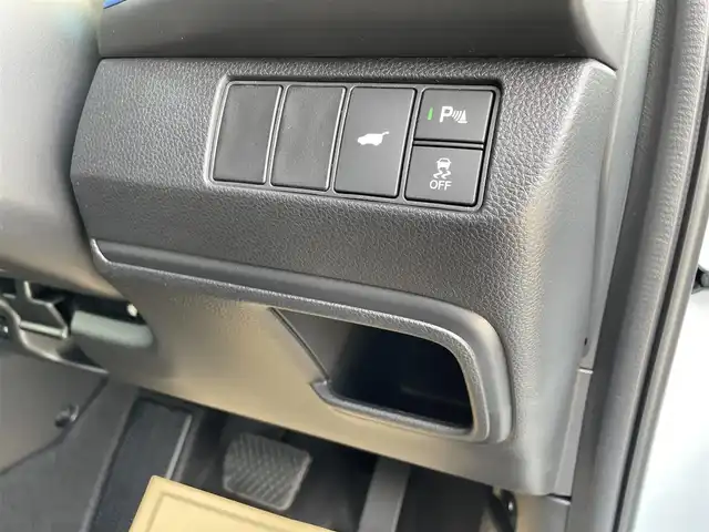 ホンダ ヴェゼル ハイブリッド e:HEV Z PLaYパッケージ 佐賀県 2025(令7)年 0.1千km プレミアムサンライトホワイトパール ワンオーナー/純正9インチHonda CONNECTディスプレイ(ナビ機能付)/・フルセグTV/AM/FM/USB/Bluetooth/・Apple Car Play/Android Auto/バックカメラ/ビルトインETC2.0/ハンズフリーパワーテールゲート(予約クローズ機能付)/電子パーキングブレーキ/・BRAKE HOLD機能/置くだけ充電/ハーフレザーシート/DN席シートヒーター/ISOFIX対応/パドルシフト/革巻きステアリング/ステアリングヒーター/ステアリングリモコン/純正18インチアルミホイール/純正LEDヘッドライト/・アダプティブドライビングビーム/純正LEDフォグランプ/新車保証書/記録簿/取扱説明書/スペアキー１本/ホンダセンシング/・アダプティブクルーズコントロール/・衝突被害軽減ブレーキ/・先行車発進お知らせ機能/・路外逸脱抑制機能/・ブラインドスポットインフォメーション/・パーキングセンサーシステム/・標識認識機能