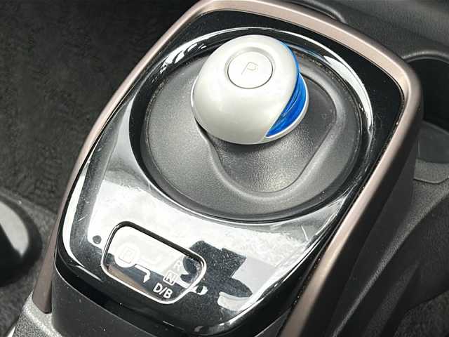 日産 ノート e－パワー メダリスト 三重県 2016(平28)年 4.8万km ブリリアントホワイトパール 純正ナビ　/全周囲カメラ　/デジタルインナーミラー　/ＥＴＣ　/コーナーセンサー　/ハーフレザーシート/レーンキープアシスト　/衝突軽減ブレーキ/革巻きステアリング　/ステアリングスイッチ　/ＬＥＤヘッドライト/オートライト　/純正フロアマット/電動格納ミラー　/禁煙車