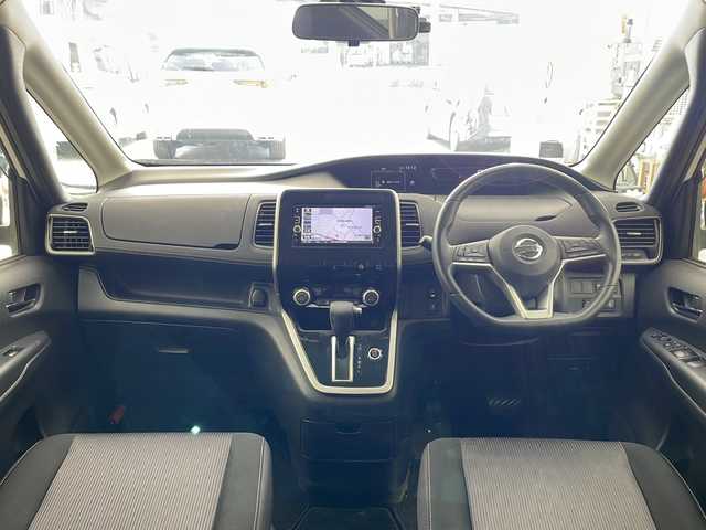 日産 セレナ ハイウェイスター Vセレクション 兵庫県 2017(平29)年 5.6万km ブリリアントシルバー ・エマージェンシーブレーキ/・車線逸脱警報/・コーナーセンサー/・標識認識機能/・純正ナビ＆TV＆BT＆DVD&CD&SD/・アラウンドビューモニター/・両側パワースライドドア/・左側ハンズフリー機能/・横滑り防止装置/・スマートキー/・プッシュスタート/・LEDライト/・フォグ/・オートライト/・前方ドライブレコーダー/・ETC/・スペアキー/・純正16インチアルミホイール/・純正フロアマット