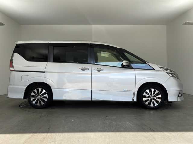 日産 セレナ ハイウェイスター Vセレクション 兵庫県 2017(平29)年 5.6万km ブリリアントシルバー ・エマージェンシーブレーキ/・車線逸脱警報/・コーナーセンサー/・標識認識機能/・純正ナビ＆TV＆BT＆DVD&CD&SD/・アラウンドビューモニター/・両側パワースライドドア/・左側ハンズフリー機能/・横滑り防止装置/・スマートキー/・プッシュスタート/・LEDライト/・フォグ/・オートライト/・前方ドライブレコーダー/・ETC/・スペアキー/・純正16インチアルミホイール/・純正フロアマット