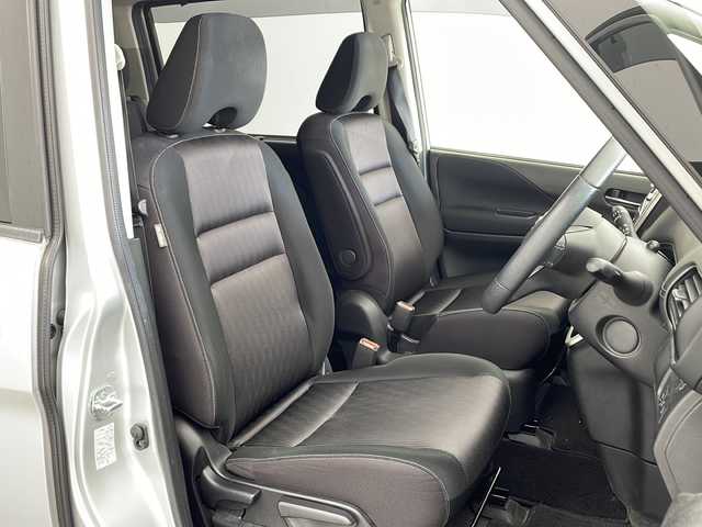 日産 セレナ ハイウェイスター Vセレクション 兵庫県 2017(平29)年 5.6万km ブリリアントシルバー ・エマージェンシーブレーキ/・車線逸脱警報/・コーナーセンサー/・標識認識機能/・純正ナビ＆TV＆BT＆DVD&CD&SD/・アラウンドビューモニター/・両側パワースライドドア/・左側ハンズフリー機能/・横滑り防止装置/・スマートキー/・プッシュスタート/・LEDライト/・フォグ/・オートライト/・前方ドライブレコーダー/・ETC/・スペアキー/・純正16インチアルミホイール/・純正フロアマット