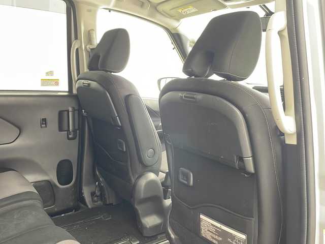 日産 セレナ ハイウェイスター Vセレクション 兵庫県 2017(平29)年 5.6万km ブリリアントシルバー ・エマージェンシーブレーキ/・車線逸脱警報/・コーナーセンサー/・標識認識機能/・純正ナビ＆TV＆BT＆DVD&CD&SD/・アラウンドビューモニター/・両側パワースライドドア/・左側ハンズフリー機能/・横滑り防止装置/・スマートキー/・プッシュスタート/・LEDライト/・フォグ/・オートライト/・前方ドライブレコーダー/・ETC/・スペアキー/・純正16インチアルミホイール/・純正フロアマット