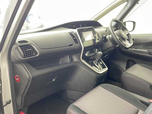 日産 セレナ ハイウェイスター Vセレクション 兵庫県 2017(平29)年 5.6万km ブリリアントシルバー ・エマージェンシーブレーキ/・車線逸脱警報/・コーナーセンサー/・標識認識機能/・純正ナビ＆TV＆BT＆DVD&CD&SD/・アラウンドビューモニター/・両側パワースライドドア/・左側ハンズフリー機能/・横滑り防止装置/・スマートキー/・プッシュスタート/・LEDライト/・フォグ/・オートライト/・前方ドライブレコーダー/・ETC/・スペアキー/・純正16インチアルミホイール/・純正フロアマット