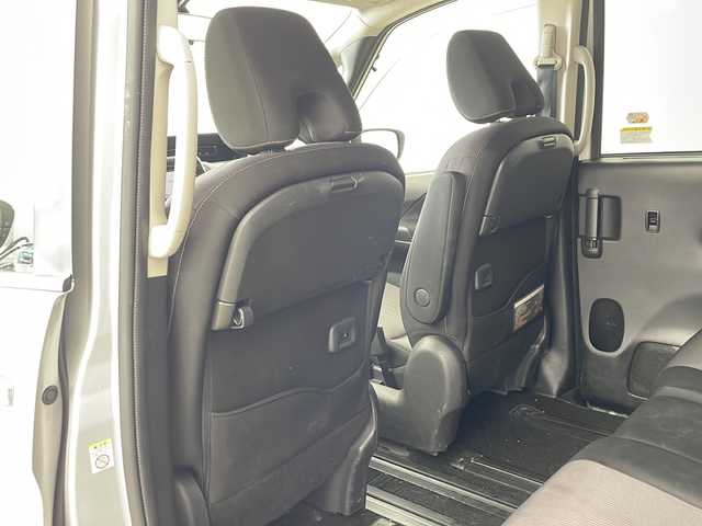 日産 セレナ ハイウェイスター Vセレクション 兵庫県 2017(平29)年 5.6万km ブリリアントシルバー ・エマージェンシーブレーキ/・車線逸脱警報/・コーナーセンサー/・標識認識機能/・純正ナビ＆TV＆BT＆DVD&CD&SD/・アラウンドビューモニター/・両側パワースライドドア/・左側ハンズフリー機能/・横滑り防止装置/・スマートキー/・プッシュスタート/・LEDライト/・フォグ/・オートライト/・前方ドライブレコーダー/・ETC/・スペアキー/・純正16インチアルミホイール/・純正フロアマット