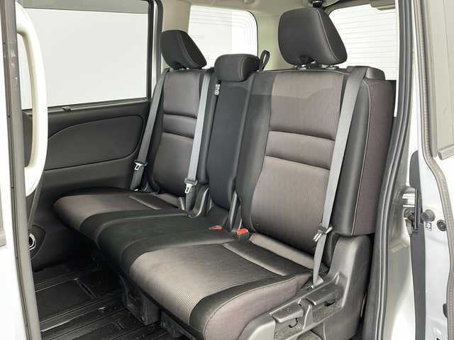 日産 セレナ ハイウェイスター Vセレクション 兵庫県 2017(平29)年 5.6万km ブリリアントシルバー ・エマージェンシーブレーキ/・車線逸脱警報/・コーナーセンサー/・標識認識機能/・純正ナビ＆TV＆BT＆DVD&CD&SD/・アラウンドビューモニター/・両側パワースライドドア/・左側ハンズフリー機能/・横滑り防止装置/・スマートキー/・プッシュスタート/・LEDライト/・フォグ/・オートライト/・前方ドライブレコーダー/・ETC/・スペアキー/・純正16インチアルミホイール/・純正フロアマット