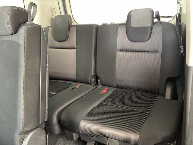 日産 セレナ ハイウェイスター Vセレクション 兵庫県 2017(平29)年 5.6万km ブリリアントシルバー ・エマージェンシーブレーキ/・車線逸脱警報/・コーナーセンサー/・標識認識機能/・純正ナビ＆TV＆BT＆DVD&CD&SD/・アラウンドビューモニター/・両側パワースライドドア/・左側ハンズフリー機能/・横滑り防止装置/・スマートキー/・プッシュスタート/・LEDライト/・フォグ/・オートライト/・前方ドライブレコーダー/・ETC/・スペアキー/・純正16インチアルミホイール/・純正フロアマット