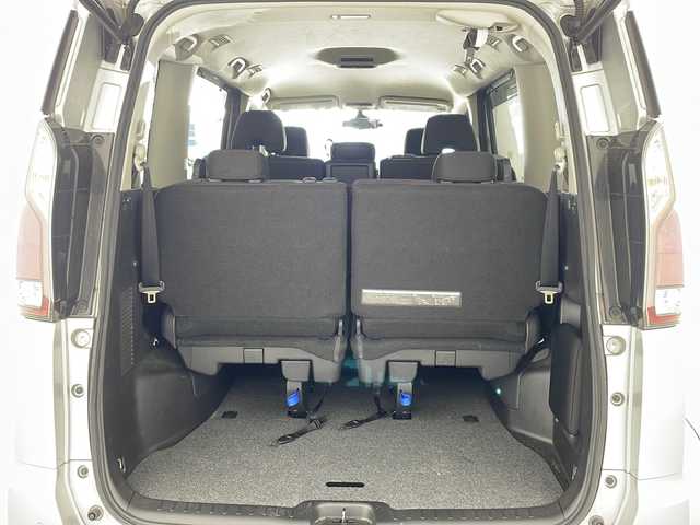 日産 セレナ ハイウェイスター Vセレクション 兵庫県 2017(平29)年 5.6万km ブリリアントシルバー ・エマージェンシーブレーキ/・車線逸脱警報/・コーナーセンサー/・標識認識機能/・純正ナビ＆TV＆BT＆DVD&CD&SD/・アラウンドビューモニター/・両側パワースライドドア/・左側ハンズフリー機能/・横滑り防止装置/・スマートキー/・プッシュスタート/・LEDライト/・フォグ/・オートライト/・前方ドライブレコーダー/・ETC/・スペアキー/・純正16インチアルミホイール/・純正フロアマット