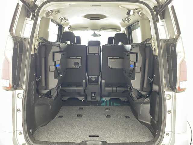 日産 セレナ ハイウェイスター Vセレクション 兵庫県 2017(平29)年 5.6万km ブリリアントシルバー ・エマージェンシーブレーキ/・車線逸脱警報/・コーナーセンサー/・標識認識機能/・純正ナビ＆TV＆BT＆DVD&CD&SD/・アラウンドビューモニター/・両側パワースライドドア/・左側ハンズフリー機能/・横滑り防止装置/・スマートキー/・プッシュスタート/・LEDライト/・フォグ/・オートライト/・前方ドライブレコーダー/・ETC/・スペアキー/・純正16インチアルミホイール/・純正フロアマット