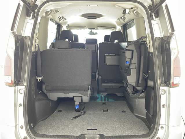 日産 セレナ ハイウェイスター Vセレクション 兵庫県 2017(平29)年 5.6万km ブリリアントシルバー ・エマージェンシーブレーキ/・車線逸脱警報/・コーナーセンサー/・標識認識機能/・純正ナビ＆TV＆BT＆DVD&CD&SD/・アラウンドビューモニター/・両側パワースライドドア/・左側ハンズフリー機能/・横滑り防止装置/・スマートキー/・プッシュスタート/・LEDライト/・フォグ/・オートライト/・前方ドライブレコーダー/・ETC/・スペアキー/・純正16インチアルミホイール/・純正フロアマット