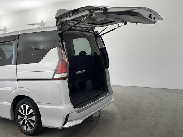 日産 セレナ ハイウェイスター Vセレクション 兵庫県 2017(平29)年 5.6万km ブリリアントシルバー ・エマージェンシーブレーキ/・車線逸脱警報/・コーナーセンサー/・標識認識機能/・純正ナビ＆TV＆BT＆DVD&CD&SD/・アラウンドビューモニター/・両側パワースライドドア/・左側ハンズフリー機能/・横滑り防止装置/・スマートキー/・プッシュスタート/・LEDライト/・フォグ/・オートライト/・前方ドライブレコーダー/・ETC/・スペアキー/・純正16インチアルミホイール/・純正フロアマット