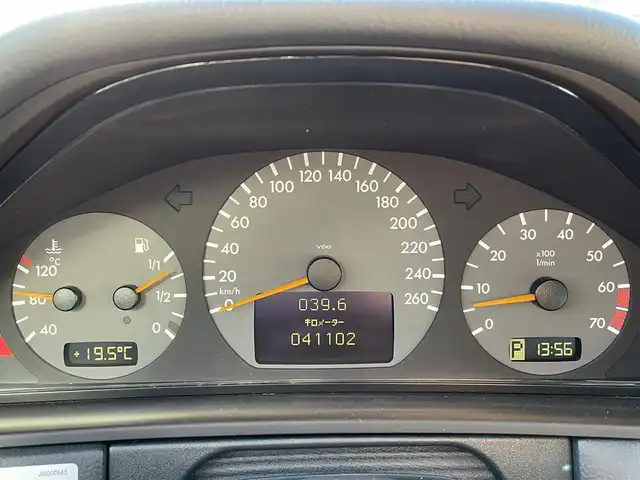 メルセデス・ベンツ Ｅ４３０ アバンギャルド 静岡県 2000(平12)年 4.2万km ブリリアントシルバー サンルーフ/レザーシート/純正ナビ/(CD/AM/FM/AUX)/クルーズコントロール/メモリー付パワーシート/シートヒーター/キーレスキー/ETC/純正フロアマット/純正17インチアルミホイール/保証書/取扱説明書/スペアキー