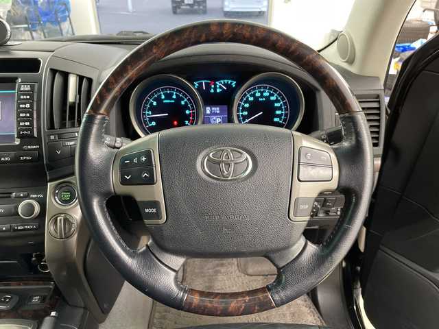 トヨタ ランドクルーザー AX G 60thブラックレザーセレ 道央・札幌 2011(平23)年 12.8万km ブラック ・４WD/サンルーフ/・純正HDDマルチナビ/・DVD.CD.HDD.フルセグ/・バックカメラ/・レザーシート/D.N席パワーシート/・D.N席シートヒーター/・クルーズコントロール/・ウッドコンビハンドル/・HIDライト/オートライト/・社外20インチアルミ/・スマートキーx２/・ETC