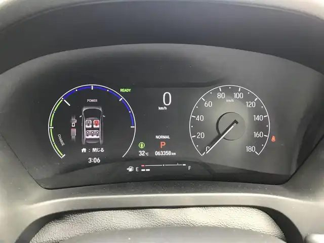 ホンダ ヴェゼル ハイブリッド e:HEV Z 富山県 2021(令3)年 6.4万km プラチナホワイトパール 4WD/純正ナビ/フルセグTV/Bluetooth/全周囲カメラ/衝突被害軽減ブレーキ/コーナーセンサー/レーンキープアシスト/レーダークルーズコントロール/革巻きステアリング/ステアリングスイッチ/ハーフレザーシート/シートヒーター/プッシュスタート/スマートキー/ETC2.0