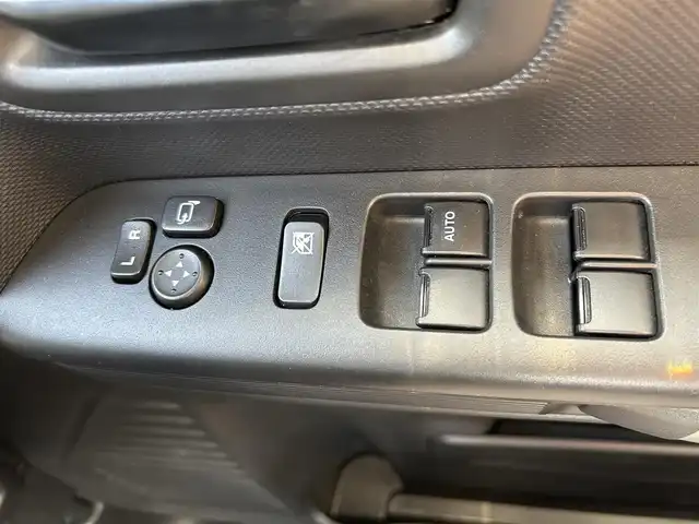 スズキ スペーシア ギア HYBRID XZターボ 岡山県 2019(平31)年 3.3万km ブルーイッシュブラックパール3 純正ナビ　　CN-RZ743W/Bluetooth、AM、FM、フルセグTV、CD、DVD/パドルシフト/両側パワースライドドア/シートバックテーブル/前席シートヒーター/クルーズコントロール（追従機能なし）/スリムサーキュレーター/後席ロールサンシェード/オートライト/レーンキープアシスト/ビルトインETC/純正フロアマット/横滑り防止装置/盗難防止装置/スズキセーフティサポート/・デュアルカメラブレーキサポート/・後退時サポートブレーキ/・車線逸脱抑制機能/・車線逸脱警報機能/・ふらつき警報/・標識認識機能/・先行車発進お知らせ機能