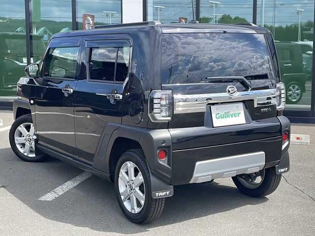 ダイハツ タフト G ターボ クロムベンチャー 道東・釧路十勝 2022(令4)年 4万km ブラックマイカメタリック ・４WD/・パノラマルーフ/・純正７インチメモリナビ/（AM・FM・CD・DVD・フルセグ・BT・USB）/・バックカメラ/・アダプティブクルーズコントロール/・ドアバイザー/・ルーフレール/・ステアリングスイッチ/・純正マットガード/・ETC/・電動格納ミラー/・純正フロアマット/・前席シートヒーター/・スマートアシスト/・先行者発進お知らせ装置/・衝突被害軽減ブレーキ/・車線逸脱防止警報/・ふらつき警報/・標識認識機能/・アイドリングストップ/・前後コーナーセンサー/・フロントフォグライト