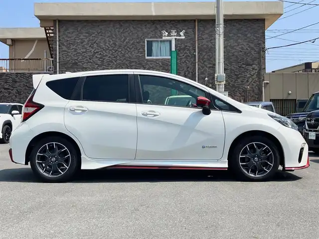 日産 ノート e－パワー ニスモ 福島県 2018(平30)年 4.7万km ブリリアントホワイトパール エンジンスタートボタン/パワーステアリング/パワーウィンドウ/スマートキー/オートエアコン/クルーズコントロール/ETC/全方位カメラ/純正ナビ（CD/DVD）/純正ドライブレコーダー/純正フロアマット/純正アルミホイール/ABS/横滑り防止装置/ナイトビジョン/コーナーセンサー前後/レーンキープアシスト/オートライト/Wエアバック/衝突軽減システム/デジタルインナーミラー/社外アルミ車載（スタッドレス）