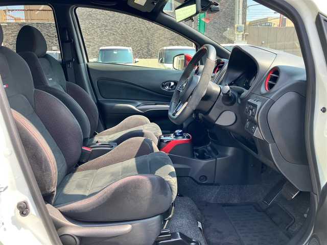 日産 ノート e－パワー ニスモ 福島県 2018(平30)年 4.7万km ブリリアントホワイトパール /エンジンスタートボタン//パワーステアリング//パワーウィンドウ//スマートキー//オートエアコン//クルーズコントロール//ETC//全方位カメラ//純正ナビ（CD/DVD）//純正ドライブレコーダー//純正フロアマット//純正アルミホイール//ABS//横滑り防止装置//ナイトビジョン//コーナーセンサー前後//レーンキープアシスト//オートライト//Wエアバック//衝突軽減システム//デジタルインナーミラー//社外アルミ車載（スタッドレス）