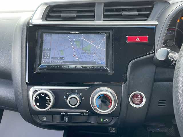 ホンダ フィット 13G Fパッケージ 富山県 2013(平25)年 15.1万km プレミアムホワイトパール 禁煙車　/純正ナビ　/地デジ　/バックカメラ　/スマートキー　/純正アルミホイール　/純正オーディオ　/ウィンカーミラー　/電動格納ミラー　/アイドリングストップ　/ＥＴＣ　/プッシュスタート