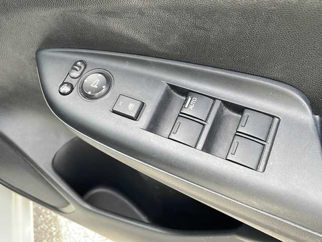 ホンダ フィット 13G Fパッケージ 富山県 2013(平25)年 15.1万km プレミアムホワイトパール 禁煙車　/純正ナビ　/地デジ　/バックカメラ　/スマートキー　/純正アルミホイール　/純正オーディオ　/ウィンカーミラー　/電動格納ミラー　/アイドリングストップ　/ＥＴＣ　/プッシュスタート