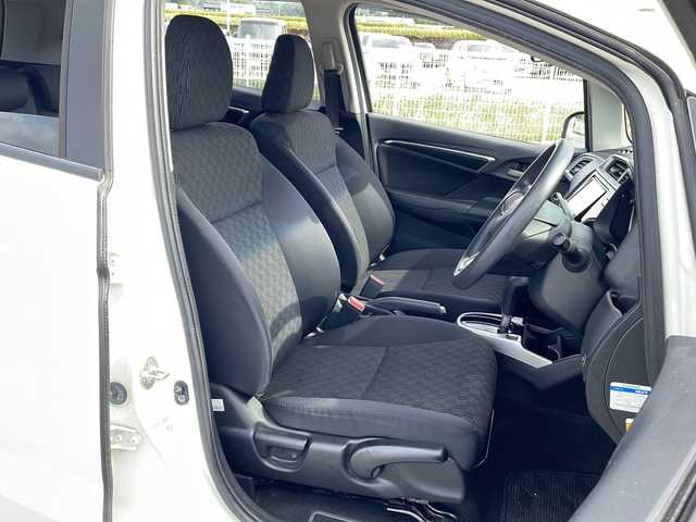 ホンダ フィット 13G Fパッケージ 富山県 2013(平25)年 15.1万km プレミアムホワイトパール 禁煙車　/純正ナビ　/地デジ　/バックカメラ　/スマートキー　/純正アルミホイール　/純正オーディオ　/ウィンカーミラー　/電動格納ミラー　/アイドリングストップ　/ＥＴＣ　/プッシュスタート