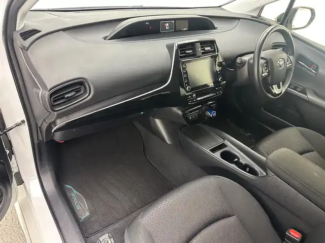 トヨタ プリウス SセーフティプラスⅡ 兵庫県 2021(令3)年 9.3万km プラチナホワイトパールマイカ 4WD/モデリスタエアロ/トヨタセーフティセンス/純正ディスプレーオーディオ＆BT/アラウンドビューモニター/ドライブレコーダー前後/純正フロアマット＆ドアバイザー/オートライト＆ハイビーム/LEDライト/レーダークルーズコントロール/ビルトインETC/純正１７inアルミホイール/スマートキー/プッシュスタート/W＆サイド＆カーテンエアバック