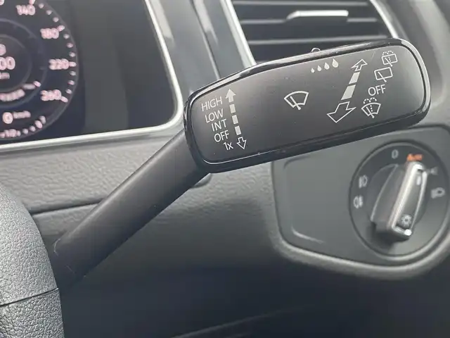 フォルクスワーゲン ゴルフ TSI コンフォートL マイスター 熊本県 2020(令2)年 2.7万km ピュアホワイト 純正ナビ/・BT/USB/SD/DVD/CD/バックカメラ/ACC（アダプティブ・クルーズ・コントロール）/レーンキープアシスト/レーンチェンジアシスト/パークディスタンスコントロール/自動駐車支援システム/ブラインドスポットディテクション/衝突被害吸収ボディ/革巻きステアリング/・パドルシフト/・ステアリングリモコン/LEDライト/・オートライト/電動格納ミラー/・ウィンカーミラー/電動パーキングブレーキ/・オートホールド/前後ドライブレコーダー/ビルトインETC/USB入力端子/純正フロアマット/純正AW/プッシュスタート/・スマートキー/・スペアキー