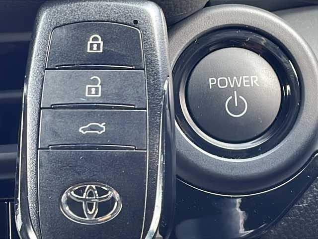 トヨタ クラウン Z 山口県 2024(令6)年 0.8万km プレシャスホワイトパール ワンオーナー/ディスプレイオーディオ（コネクティッドナビ対応）Plus/・AM/FM/USB/Bluetooth/Miracast/フルセグテレビ/ETC2.0/アラウンドビューモニター/トヨタチームメイト/ブラインドスポットモニター/デジタルインナーミラー/純正フロアマット/19インチ純正アルミホイール/レザーシート/前席・後席シートヒーター/前席・後席シートベンチレーション/後席リフレッシュシート/サンシェード/電動リアゲート/電動パーキングブレーキ/オートブレーキホールド/LEDヘッドランプ/オートライト/Toyota Safety Sense/・プリクラッシュセーフティ/・緊急時操舵支援/・レーントレーシングアシスト/・レーダークルーズコントロール/・アダプティブハイビームシステム/取扱説明書/保証書