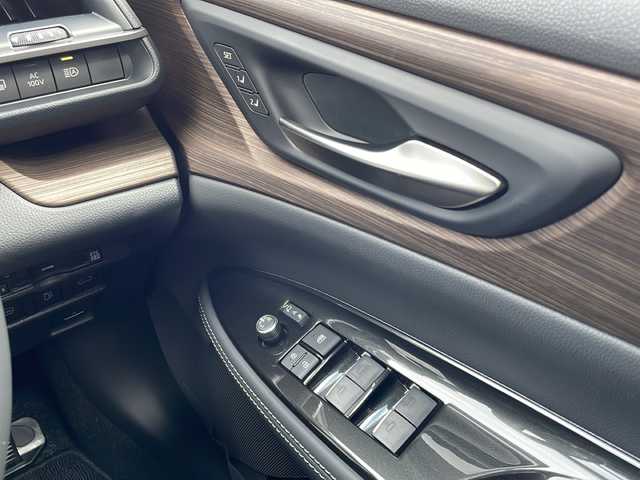 トヨタ クラウン Z 山口県 2024(令6)年 0.8万km プレシャスホワイトパール ワンオーナー/ディスプレイオーディオ（コネクティッドナビ対応）Plus/・AM/FM/USB/Bluetooth/Miracast/フルセグテレビ/ETC2.0/アラウンドビューモニター/トヨタチームメイト/ブラインドスポットモニター/デジタルインナーミラー/純正フロアマット/19インチ純正アルミホイール/レザーシート/前席・後席シートヒーター/前席・後席シートベンチレーション/後席リフレッシュシート/サンシェード/電動リアゲート/電動パーキングブレーキ/オートブレーキホールド/LEDヘッドランプ/オートライト/Toyota Safety Sense/・プリクラッシュセーフティ/・緊急時操舵支援/・レーントレーシングアシスト/・レーダークルーズコントロール/・アダプティブハイビームシステム/取扱説明書/保証書