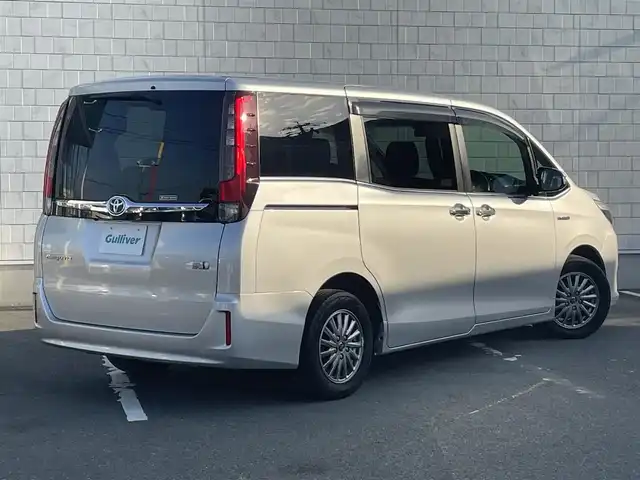 トヨタ エスクァイア ハイブリッド Gi 愛知県 2014(平26)年 6.5万km シルバーM ・純正Tコネクト9インチメモリーナビ/・フルセグテレビ/・CD/DVD再生機能/・Bluetooth接続機能/・ミュージックサーバー（SD録音機能）/・DSRC（ETC）/・バックカメラ/・フリップダウンモニター/・両側電動スライドドア/・合成皮革シート/・3列シート/・純正フロアマット/・純正15インチアルミホイール/・純正LEDヘッドライト/・オートライト/・コムテックドライブレコーダー（前方向）/・スマートキー/・全席オートエアコン/・クルーズコントロール