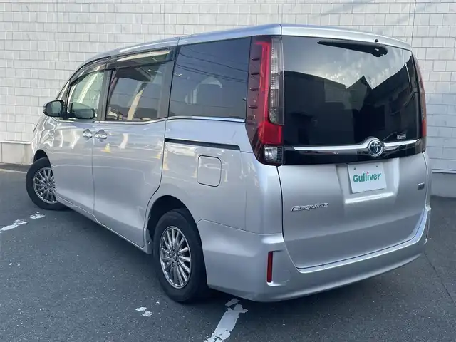 トヨタ エスクァイア ハイブリッド Gi 愛知県 2014(平26)年 6.5万km シルバーM ・純正Tコネクト9インチメモリーナビ/・フルセグテレビ/・CD/DVD再生機能/・Bluetooth接続機能/・ミュージックサーバー（SD録音機能）/・DSRC（ETC）/・バックカメラ/・フリップダウンモニター/・両側電動スライドドア/・合成皮革シート/・3列シート/・純正フロアマット/・純正15インチアルミホイール/・純正LEDヘッドライト/・オートライト/・コムテックドライブレコーダー（前方向）/・スマートキー/・全席オートエアコン/・クルーズコントロール